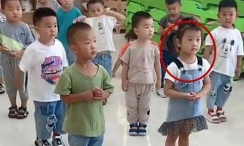 Cô giáo gửi ảnh một tiết học ở lớp, mẹ nhìn kĩ xung quanh liền cảm thấy lo lắng cho đứa trẻ