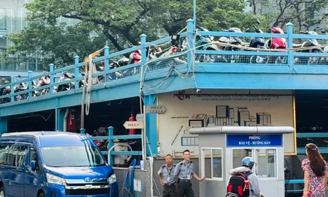 Sinh viên ở TP.HCM nháo nhác vì bãi xe đóng cửa, về học online