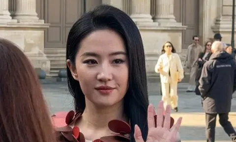 Lưu Diệc Phi "gây bão" tại tuần lễ thời trang Paris 2026 với váy đỏ Louis Vuitton