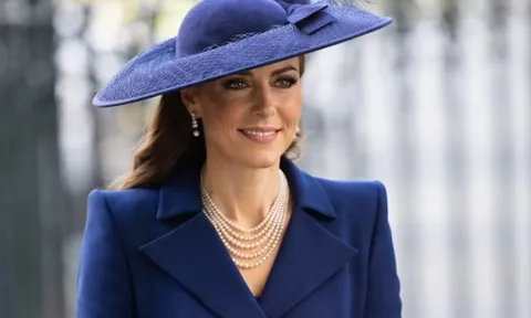 Công nương Kate Middleton thanh lịch trong sắc xanh tại lễ trọng đại nhất của hoàng gia