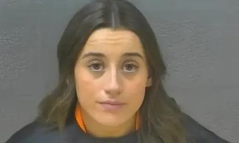 Bảo mẫu hành hạ, bỏ đói bé gái chưa đầy 2 tuổi suốt 21 tiếng