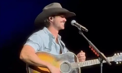 Nam ca sĩ chảy máu, khâu 5 mũi vì bị khán giả ném điện thoại rách tai