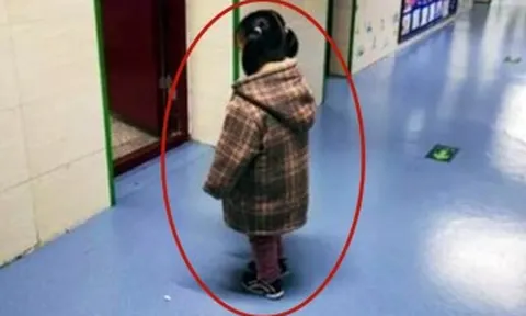 Bé gái 4 tuổi cứ thập thò trước cửa lớp học, mãi không đi vào, hiệu trưởng đau lòng khi biết sự thật