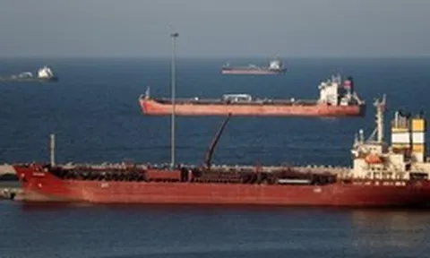 Iran bất ngờ cho phép tàu chở dầu một quốc gia châu Á đi qua eo biển Hormuz, hơn 100.000 thùng dầu sẽ cập cảng trong ngày 19/3