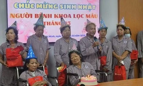 Món quà sinh nhật làm bệnh nhân chạy thận rơi nước mắt