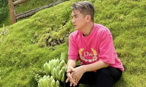 Đàm Vĩnh Hưng được nam ca sĩ vuốt má, vui đến muốn nhảy cẫng lên