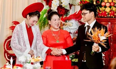 Cô dâu TPHCM làm đám cưới giống mẹ 25 năm trước, nhận quà chú rể tích cóp 4 năm
