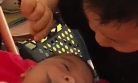 Ra ngoài mua đồ để 2 con ở nhà, người mẹ xem camera tá hoả chạy về khi thấy thứ nước đứa trẻ đưa vào miệng em