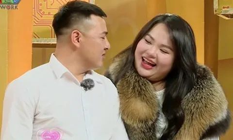 Cưới mẹ đơn thân, chú rể bị người lạ ném mắm tôm ngay trên sân khấu