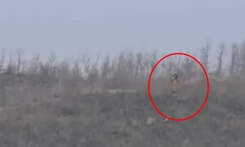 Ngồi trong máy bay, cô gái lặng người thấy mẹ đứng trên núi tiễn mình