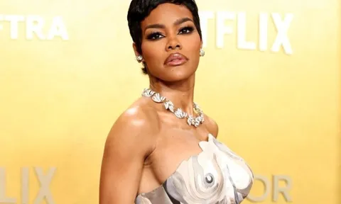 Váy 'như khỏa thân' trên thảm đỏ tiền Oscar