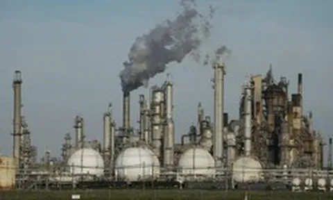 Sáng nay, giá dầu thế giới lại tăng dựng đứng, tiến gần mốc 115 USD/1 thùng