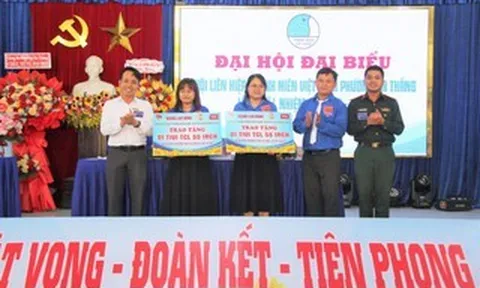 Đoàn Báo Người Lao Động trao 2 tivi hỗ trợ học tập tại Đà Nẵng