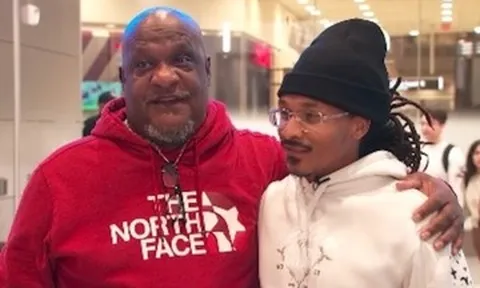 Ông bố 71 tuổi bật khóc khi đoàn tụ con trai sau hơn 30 năm nhờ xét nghiệm ADN