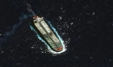 Vừa đón tàu dầu Nga, Cuba lại chứng kiến tàu chở hơn 15.000 tấn hàng viện trợ ung dung cập bến Havana, không phải từ Mỹ hay Iran