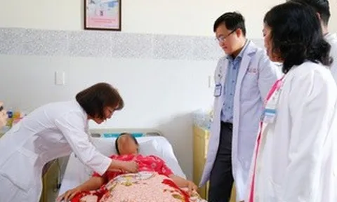 Bác sĩ 2 bệnh viện hợp lực cứu người phụ nữ bị thai lạc chỗ