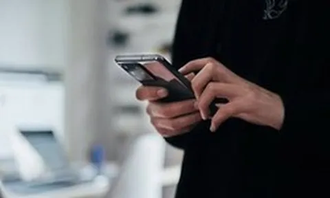 Không cuộc gọi, không thao tác, vẫn bị “bay” hơn 38 triệu vì điện thoại “đơ”: Cảnh báo chiêu lừa mới cực tinh vi mà nhiều người Việt hay chủ quan