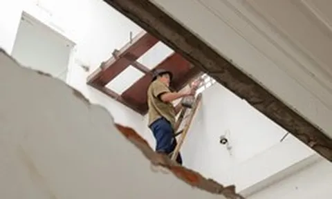 Người dân tháo dỡ tài sản phục vụ dự án mở đường Tam Trinh, Lĩnh Nam