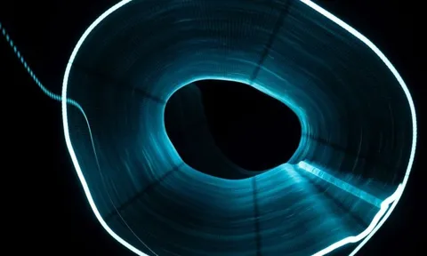 Phát hiện thứ có thể di chuyển nhanh hơn ánh sáng