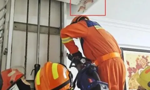 Con gái đi thang máy rồi mất tích, gia đình tá hỏa phát hiện đôi chân thò ra từ trần nhà, lập tức báo cảnh sát