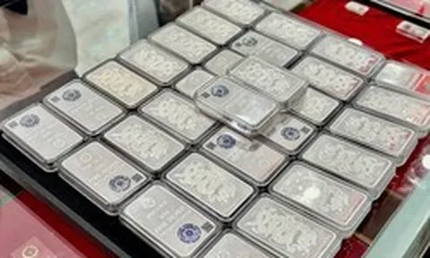 Pha sụt giảm mạnh của bạc: Người mừng, người lo