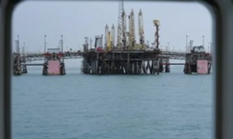 Tàu chở 1 triệu thùng dầu vừa di chuyển qua Hormuz, quốc gia láng giềng Iran đã giục khách khẩn trương chốt lịch vận chuyển thêm dầu