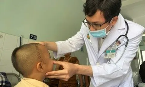 Bác sĩ xuyên đêm mở sọ cứu bé trai bị đạn ná bắn vào mắt