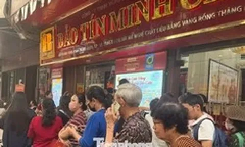 Cửa hàng Bảo Tín Minh Châu tấp nập khách mua vàng