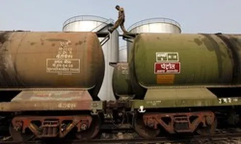 Vừa đón tàu dầu Nga, Ấn Độ lại chuẩn bị nhận thêm 12 triệu thùng dầu mới cập bến, không phải từ Mỹ hay Iran