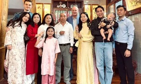 Con trai cưới vợ Việt 3 năm, ông bố Mỹ sang thăm thông gia 4 lần vì quý mến