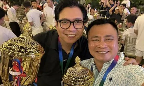 NSND Tự Long khoe cúp vô địch, Đình Tú tặng quà bất ngờ cho vợ Ngọc Huyền