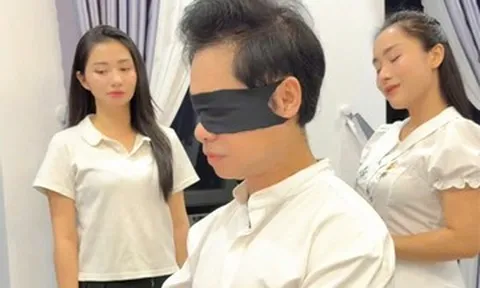 Ca sĩ Ngọc Sơn gây sốt khi bịt mắt đánh đàn điệu nghệ cho 2 á quân hát