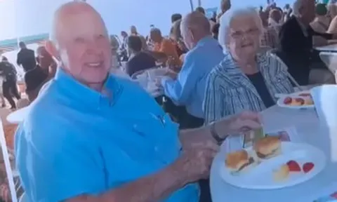 Sau hơn 70 năm chung sống, cặp vợ chồng qua đời cách nhau 9 tiếng đồng hồ