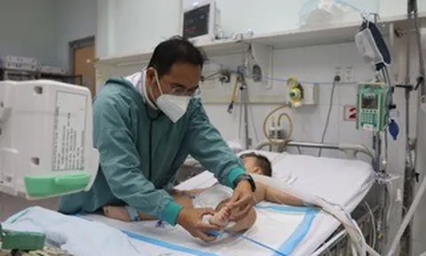 Trẻ nguy kịch vì mắc bệnh tay chân miệng không triệu chứng