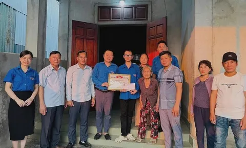 Khen thưởng nam sinh lớp 10 cứu hai người đuối nước