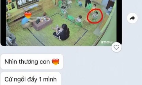 Camera giám sát ghi cảnh con đi mẫu giáo ngồi 1 mình, bố nhắn cho mẹ nói xót con thì bị chỉ ra "sự thật phũ phàng"