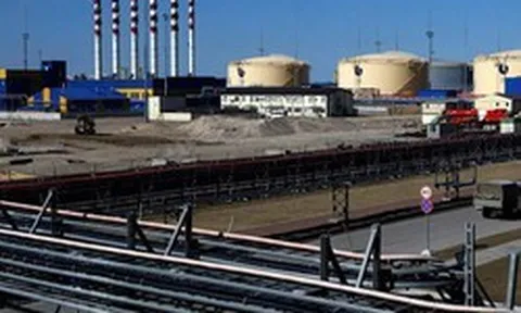 Chỉ còn dầu đủ dùng trong 50 ngày, quốc gia láng giềng Việt Nam gấp rút 'xin phép' Mỹ gia hạn mua dầu Nga