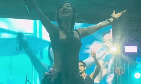 Nữ ca sĩ 26 tuổi tháo chạy khỏi sân khấu sau sự cố khiến ê-kíp bị điện giật