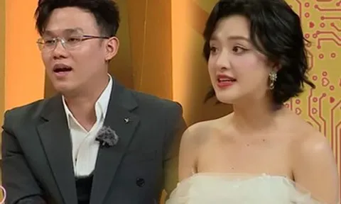 Yêu á hậu, chàng trai có màn cầu hôn ‘dở khóc dở cười’ lúc đêm khuya