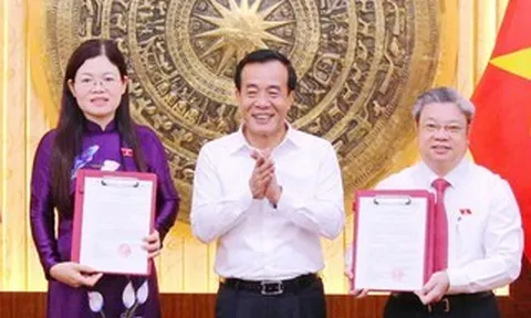 Trao Nghị quyết phê chuẩn Phó trưởng Đoàn Đại biểu Quốc hội tỉnh Thanh Hóa