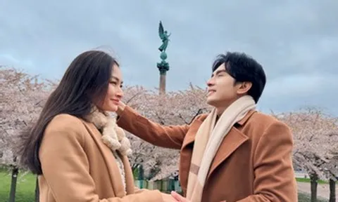 Ca sĩ Đan Trường thân thiết cô gái lạ, NSND Tự Long tạo dáng bên xe xịn