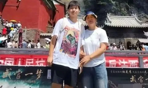 Con trai 16 tuổi hiến tế bào gốc cứu mẹ, cha rưng rưng nước mắt đứng chờ