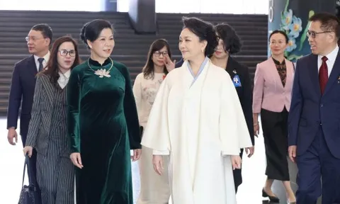 Phu nhân Tổng bí thư, Chủ tịch nước Ngô Phương Ly và bộ áo dài nhung xanh ấn tượng tại Bắc Kinh