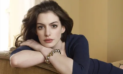 Anne Hathaway và cựu tổng biên tập Vogue gây sốt