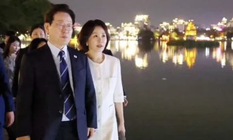 Tổng thống Hàn Quốc và Phu nhân dạo hồ Hoàn Kiếm, thưởng thức kem Thủy Tạ
