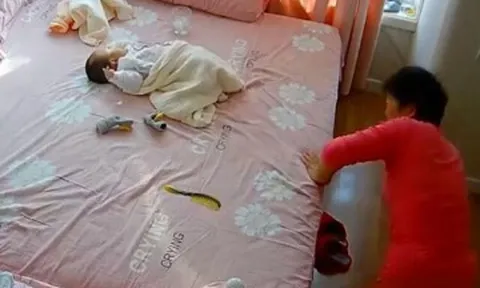 Nhờ chăm cháu nhưng mẹ chồng để mặc cháu khóc, con dâu xem camera hối hận vô cùng