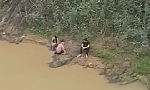 Hai nam sinh liều mình lao xuống sông cứu bạn nữ nhảy cầu