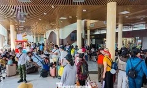 Bến cảng đặc khu Vân Đồn đông nghịt khách