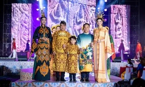 Đàm Vĩnh Hưng và con trai diễn áo dài Việt Hùng