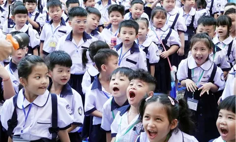 Mỗi mùa khai giảng bớt một nỗi lo: Sách giáo khoa giảm giá sâu, học sinh sắp được dùng miễn phí